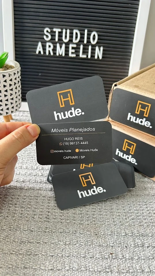 Cartão de Visita Verniz Localizado e Canto Arredondado