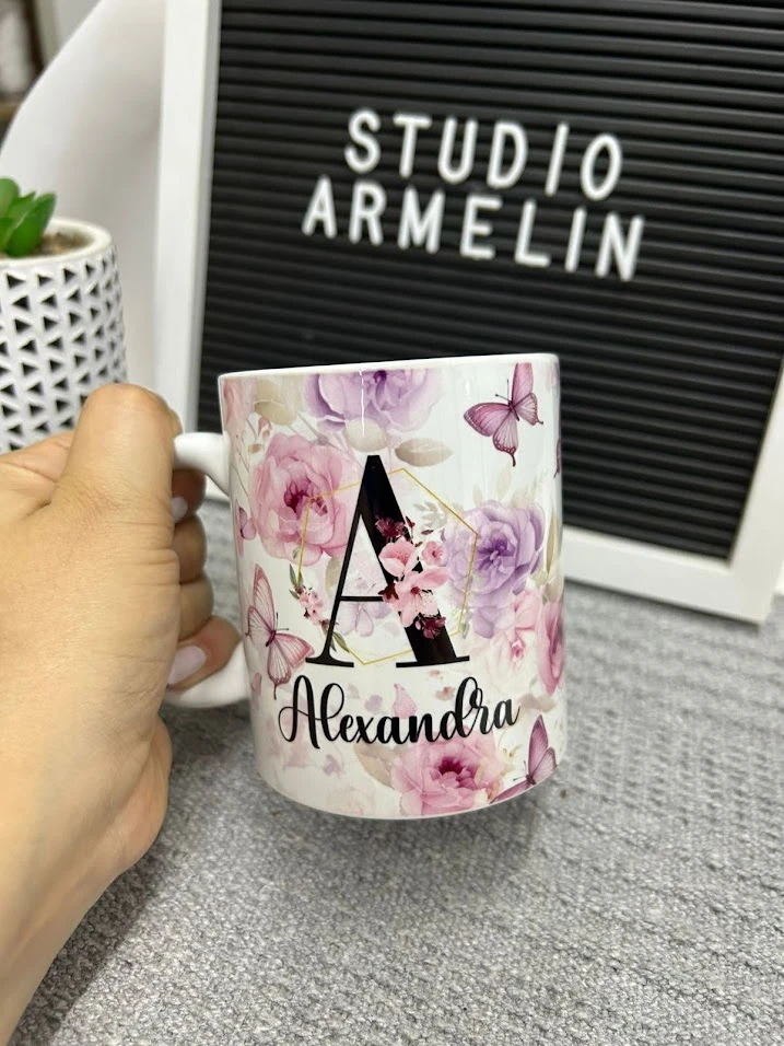 Caneca de Cerâmica Tradicional Floral Com Inicial e Nome